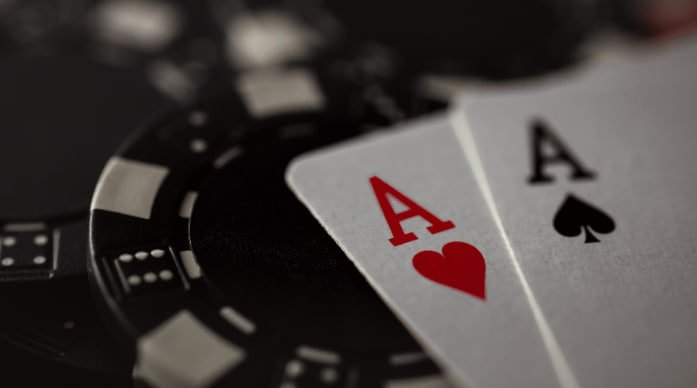 Dragon Tiger live-dealer table on gim777 apk with cards displayed on each side